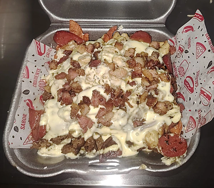 Salchipapa con carnes y salsa blanca en caja de icopor